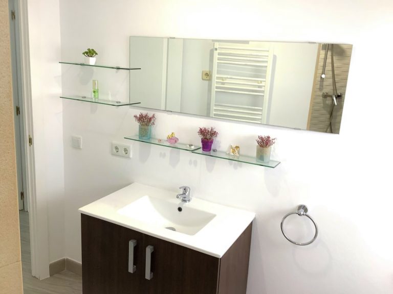 bathroom 1 edited1 768x576