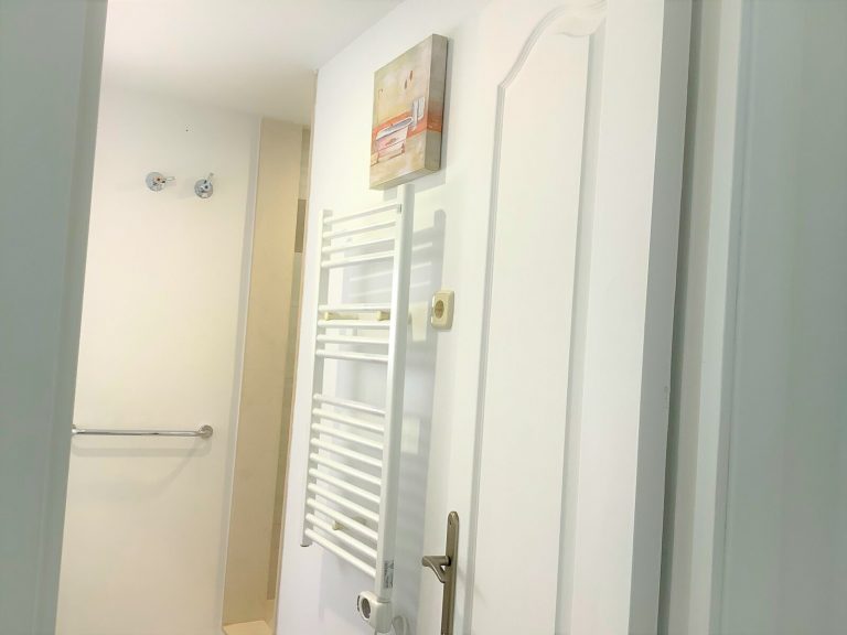 bathroom 2 edited1 768x576