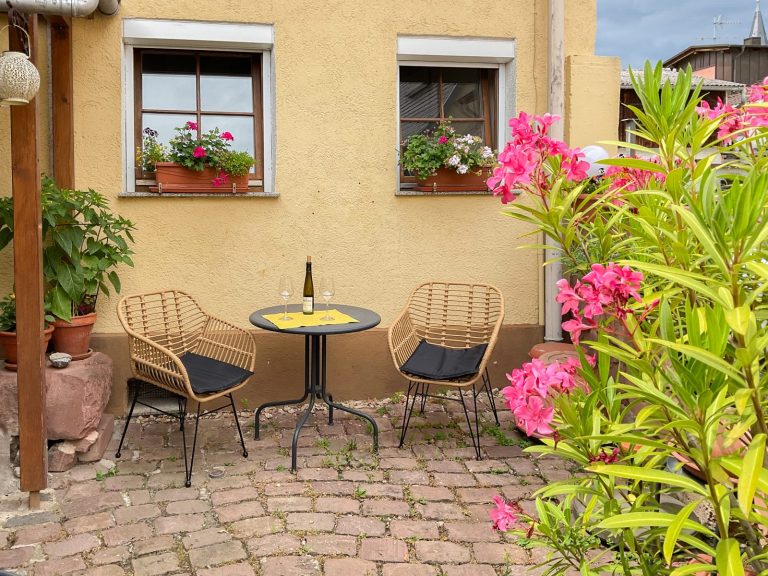 Aussen Hof Tisch 768x576