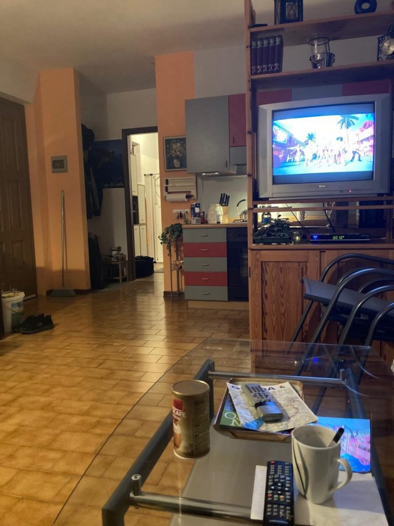 Kueche und Wohnzimmer1 768x1024